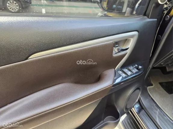 Toyota Fortuner 2.7 V 4X2 AT 2019 - Bền bỉ giữ giá