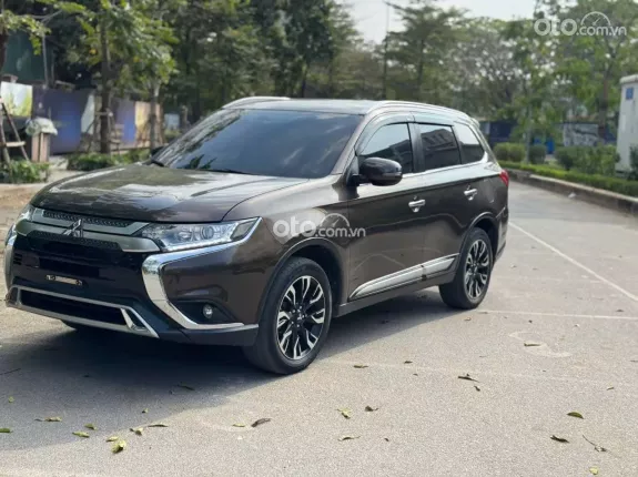 Mitsubishi Outlander 2.0 CVT 2021 - Xe 7 chỗ rộng rãi, siêu lướt