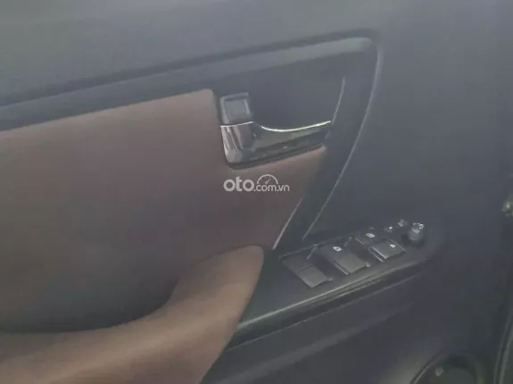 Toyota Fortuner 2.4 MT 4x2 2018 - Số sàn, máy dầu