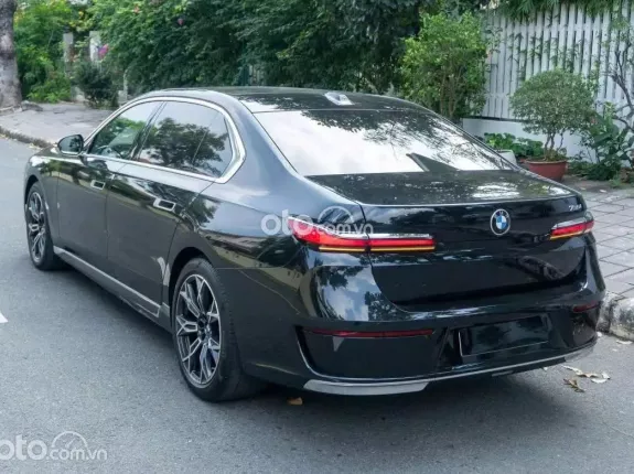 BMW 735i Pure Excellence 2023 - Phiên bản cao cấp với nội thất nâu sang trọng
