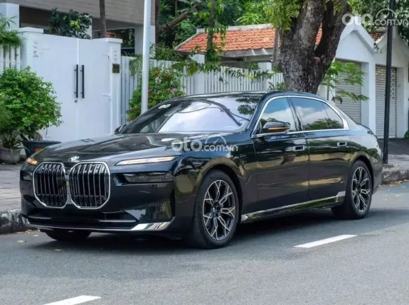 BMW 735i Pure Excellence 2023 - Phiên bản cao cấp với nội thất nâu sang trọng