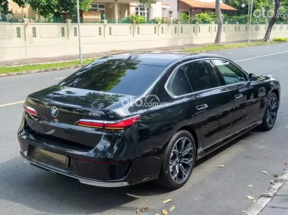 BMW 735i Pure Excellence 2023 - Phiên bản cao cấp với nội thất nâu sang trọng
