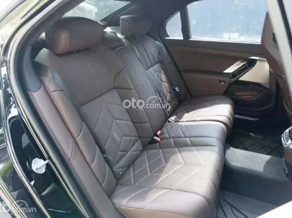 BMW 735i Pure Excellence 2023 - Phiên bản cao cấp với nội thất nâu sang trọng