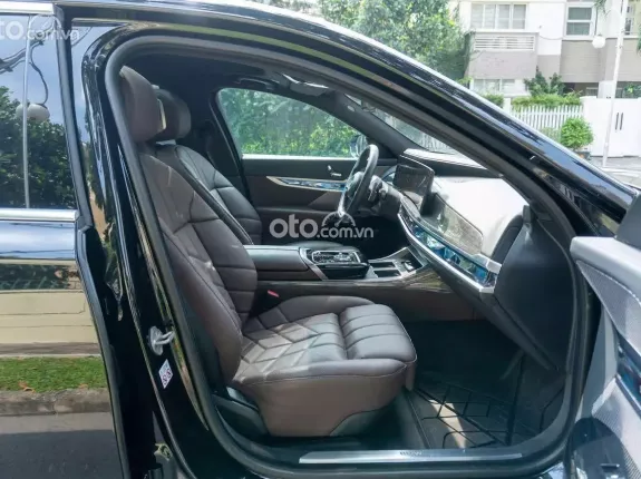 BMW 735i Pure Excellence 2023 - Phiên bản cao cấp với nội thất nâu sang trọng