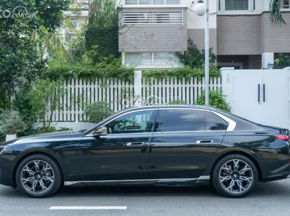 BMW 735i Pure Excellence 2023 - Phiên bản cao cấp với nội thất nâu sang trọng