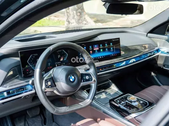 BMW 735i Pure Excellence 2023 - Phiên bản cao cấp với nội thất nâu sang trọng