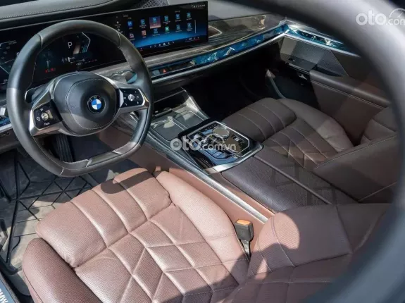 BMW 735i Pure Excellence 2023 - Phiên bản cao cấp với nội thất nâu sang trọng