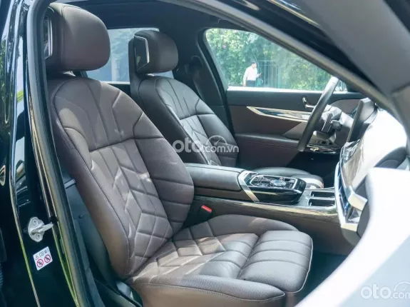 BMW 735i Pure Excellence 2023 - Phiên bản cao cấp với nội thất nâu sang trọng