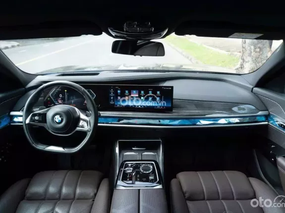 BMW 735i Pure Excellence 2023 - Phiên bản cao cấp với nội thất nâu sang trọng