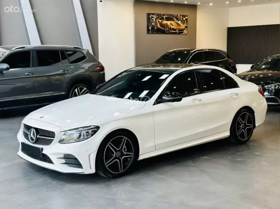 Mercedes-Benz GLC 300 2021 - Xe sang trọng màu trắng nội thất đen