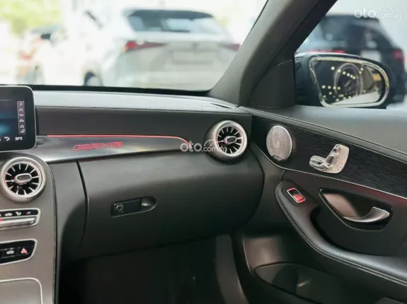 Mercedes-Benz GLC 300 2021 - Xe sang trọng màu trắng nội thất đen