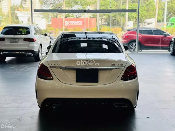 Mercedes-Benz GLC 300 2021 - Xe sang trọng màu trắng nội thất đen