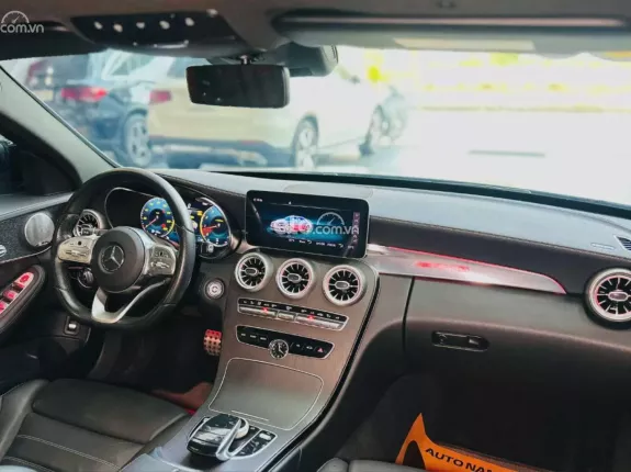 Mercedes-Benz GLC 300 2021 - Xe sang trọng màu trắng nội thất đen