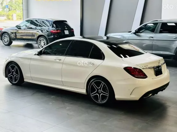 Mercedes-Benz GLC 300 2021 - Xe sang trọng màu trắng nội thất đen