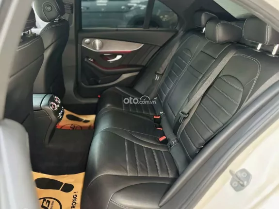 Mercedes-Benz GLC 300 2021 - Xe sang trọng màu trắng nội thất đen