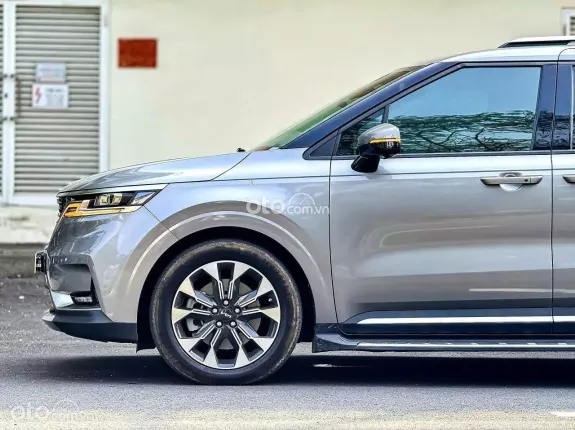 Kia Carnival 2.2D Signature 2025 - Xe 1 chủ chạy được 27.000 km