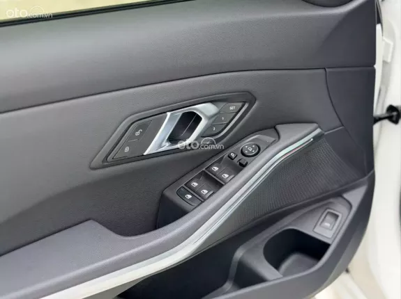 BMW 320i Sport Line 2024 - Xe cực đẹp, màu trắng nội thất đen