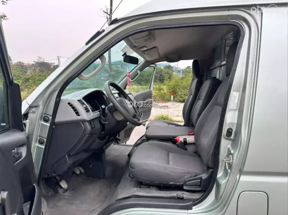 Toyota Hiace 2011 - Bán Hiace tải van 3 chỗ đời 2011, máy xăng, tải 940kg, tên chính chủ