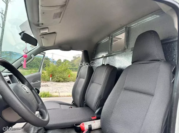Toyota Hiace 2011 - Bán Hiace tải van 3 chỗ đời 2011, máy xăng, tải 940kg, tên chính chủ