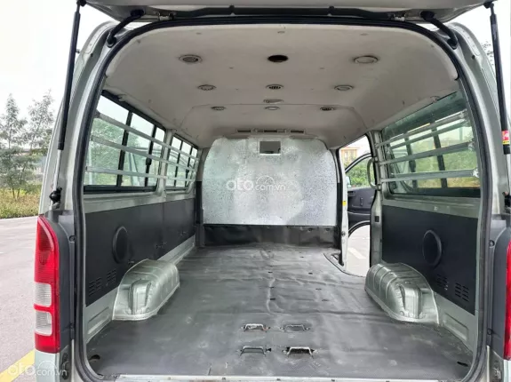 Toyota Hiace 2011 - Bán Hiace tải van 3 chỗ đời 2011, máy xăng, tải 940kg, tên chính chủ