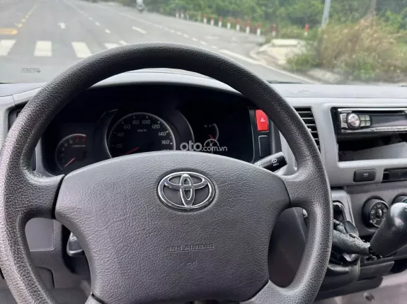 Toyota Hiace 2011 - Bán Hiace tải van 3 chỗ đời 2011, máy xăng, tải 940kg, tên chính chủ