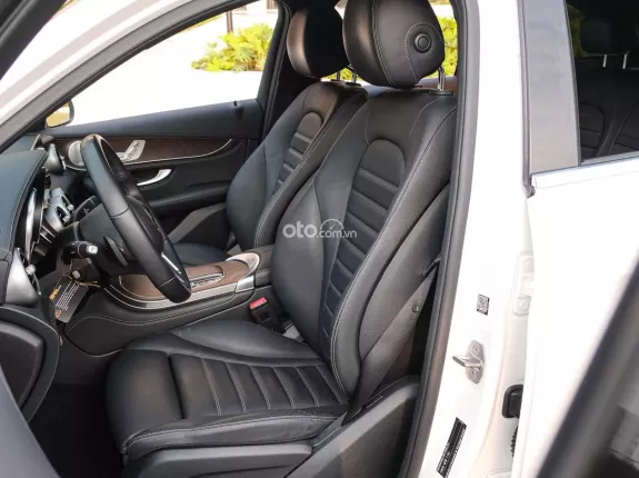 Mercedes-Benz GLC 200 4Matic 2021 - Phiên bản 4Matic dẫn động 4 bánh mạnh mẽ