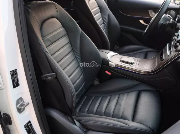 Mercedes-Benz GLC 200 4Matic 2021 - Phiên bản 4Matic dẫn động 4 bánh mạnh mẽ