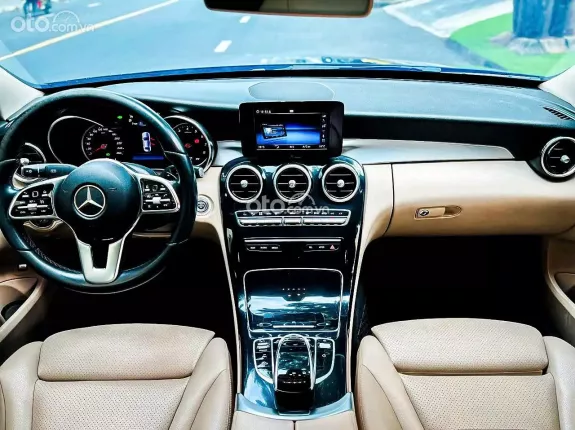Mercedes-Benz C180 AMG 2020 - Mẫu xe đẳng cấp với nội thất sang trọng