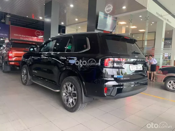 Ford Everest Titanium 2.0L AT 4WD 2023 - FORD EVEREST TITANIUM BI-TURBO 2022 2 CẦU MẪU MỚI