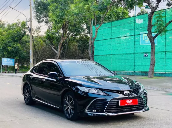 Toyota Camry 2.0Q 2022 - Odo thấp, xe còn như mới