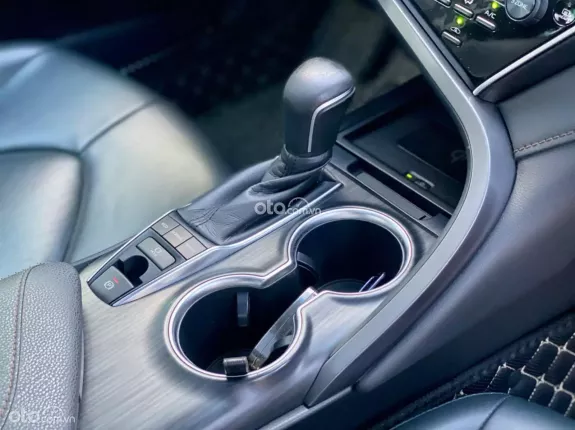 Toyota Camry 2.0Q 2022 - Odo thấp, xe còn như mới