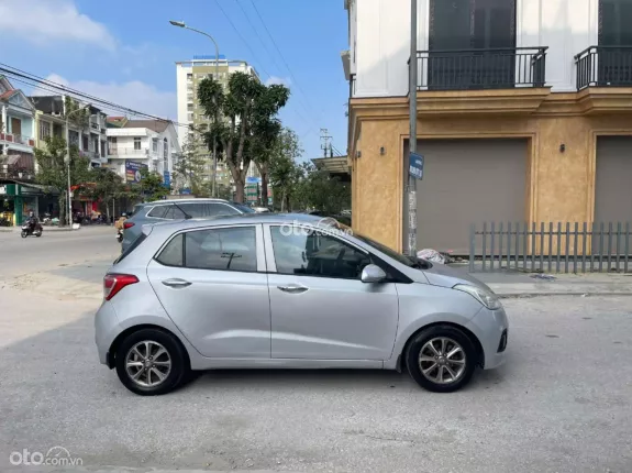 Hyundai Grand i10 2014 - Keo chỉ nguyên màu bạc zin