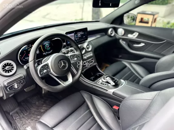 Mercedes-Benz C300 AMG 2021 - Mẫu xe thể thao đẳng cấp với nội thất đen