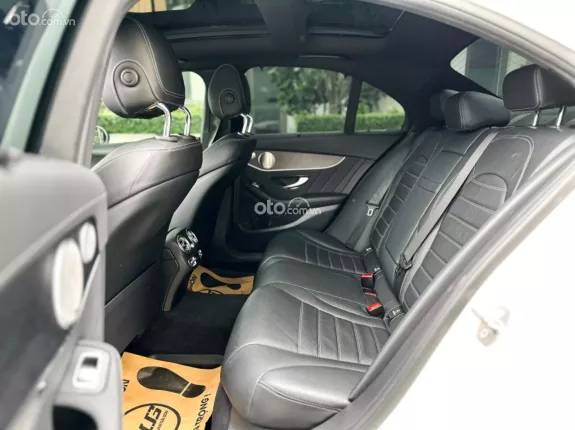 Mercedes-Benz C300 AMG 2021 - Mẫu xe thể thao đẳng cấp với nội thất đen