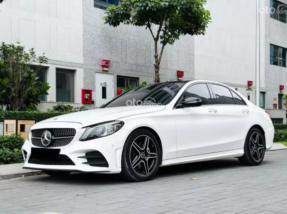 Mercedes-Benz C300 AMG 2021 - Mẫu xe thể thao đẳng cấp với nội thất đen