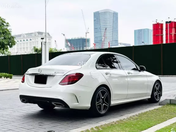 Mercedes-Benz C300 AMG 2021 - Mẫu xe thể thao đẳng cấp với nội thất đen