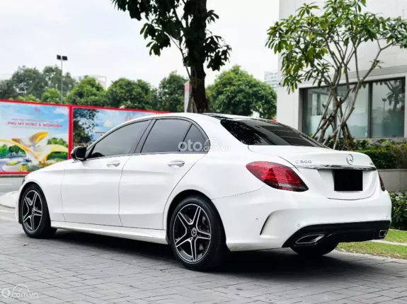 Mercedes-Benz C300 AMG 2021 - Mẫu xe thể thao đẳng cấp với nội thất đen