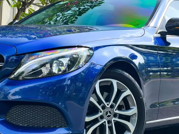 Mercedes-Benz C200 2.0 AT 2017 - Chiếc sedan đẳng cấp với thiết kế hiện đại