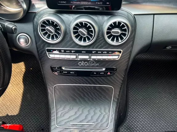 Mercedes-Benz C200 2.0 AT 2017 - Chiếc sedan đẳng cấp với thiết kế hiện đại
