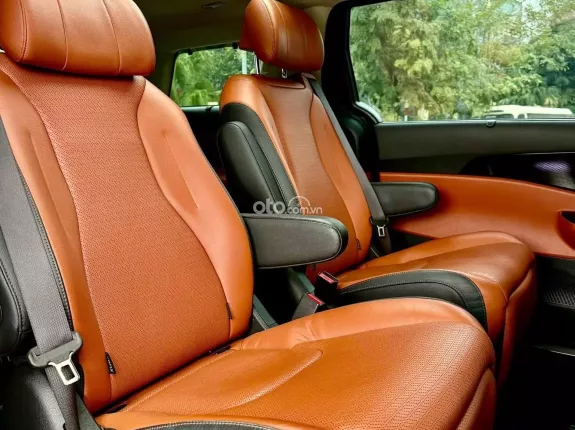 Kia Carnival 3.5G Signature 2022 - Xe 7 chỗ sang trọng với nội thất da nâu