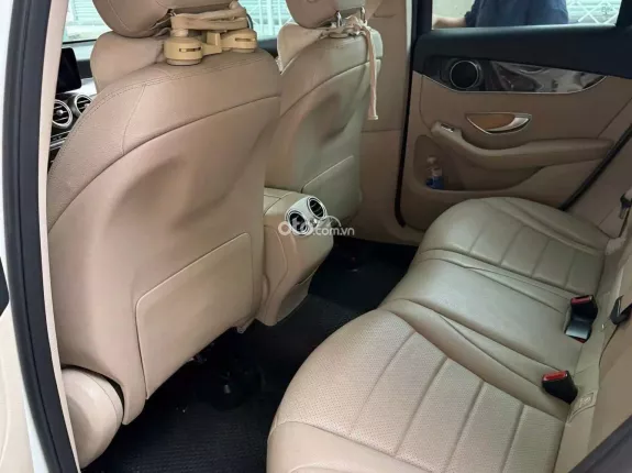 Mercedes-Benz GLC 200 4Matic 2021 - Xe màu trắng, nội thất kem sang trọng