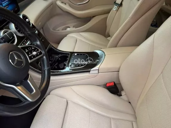 Mercedes-Benz GLC 200 4Matic 2021 - Xe màu trắng, nội thất kem sang trọng