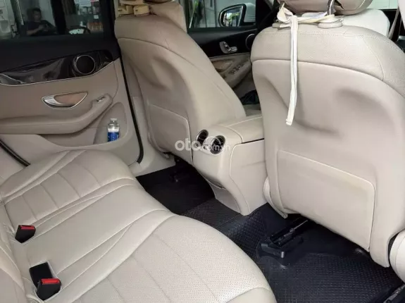 Mercedes-Benz GLC 200 4Matic 2021 - Xe màu trắng, nội thất kem sang trọng