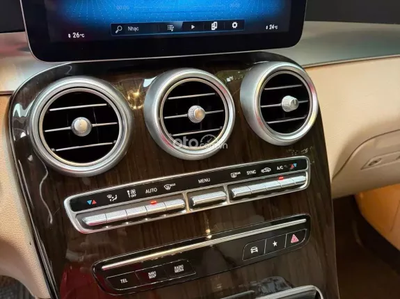 Mercedes-Benz GLC 200 4Matic 2021 - Xe màu trắng, nội thất kem sang trọng