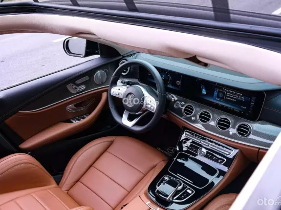 Mercedes-Benz E300 AMG 2020 - Xe màu đen, nội thất nâu, giá tốt liên hệ em