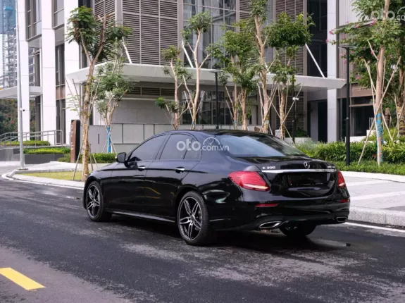 Mercedes-Benz E300 AMG 2020 - Xe màu đen, nội thất nâu, giá tốt liên hệ em