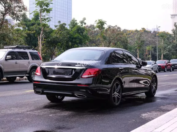 Mercedes-Benz E300 AMG 2020 - Xe màu đen, nội thất nâu, giá tốt liên hệ em