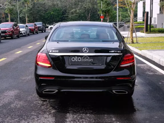 Mercedes-Benz E300 AMG 2020 - Xe màu đen, nội thất nâu, giá tốt liên hệ em