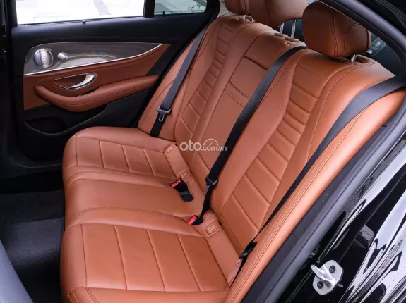 Mercedes-Benz E300 AMG 2020 - Xe màu đen, nội thất nâu, giá tốt liên hệ em