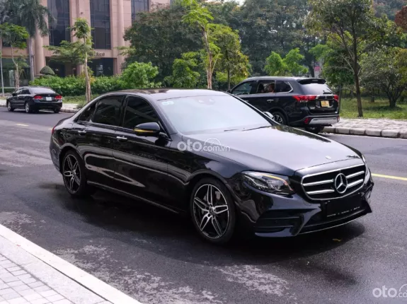 Mercedes-Benz E300 AMG 2020 - Xe màu đen, nội thất nâu, giá tốt liên hệ em